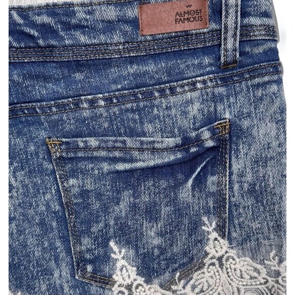 Almost Famous Shorts Juniors 9 Distressing Lace Embroidered Measures W30 - Picture 6 of 7